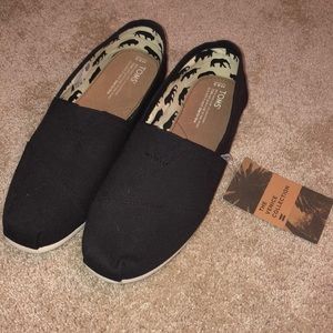 Black TOMS